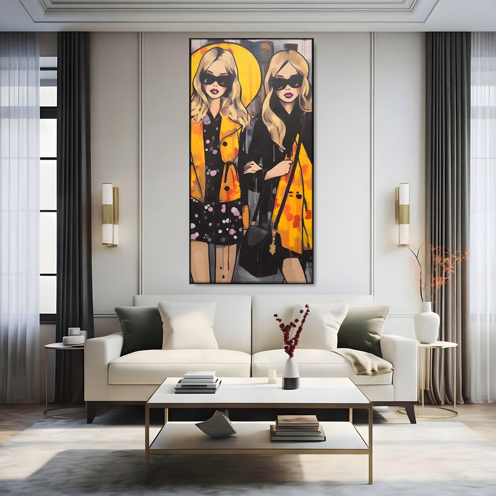 Tablou canvas cu ilustratie cu doua femei fashion, in rama de aluminiu negru, pe perete intr-un living